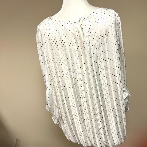 👠Sarah Michelle off white top with black polka dots. 2X - Picture 5 of 7